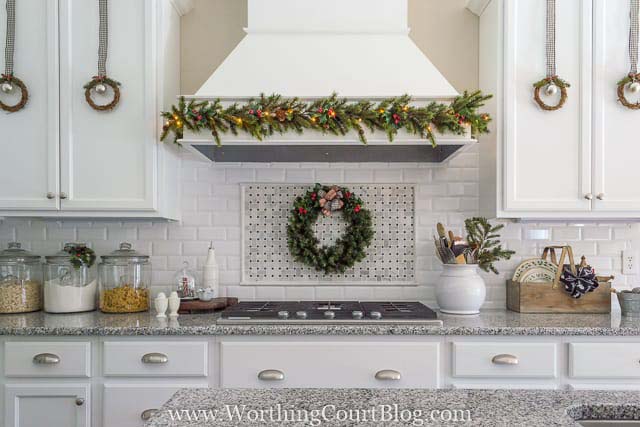 Farmhouse Kitchen Stove Wreath Garland #Christmas #kitchen #decoration #decorhomeideas