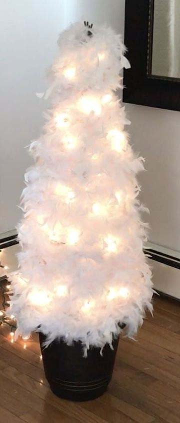 Feathered Christmas Tree #Christmas #diy #lights #decorhomeideas