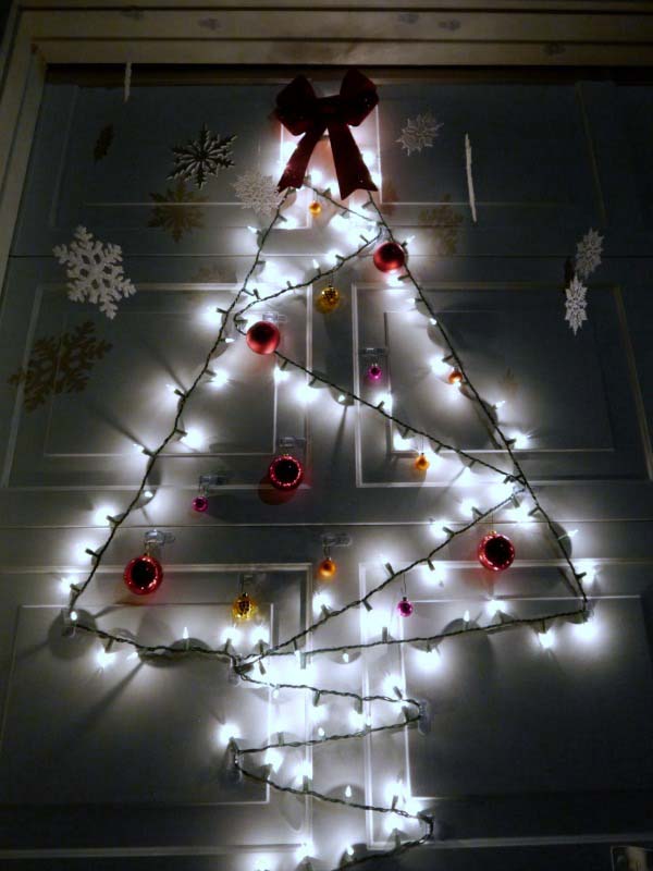 Garage Door Christmas Tree #Christmas #diy #lights #decorhomeideas