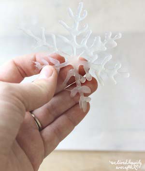 Glue Gun Snowflakes #Christmas #decor #hacks #diy #decorhomeideas
