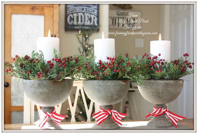 Holiday Kitchen Table #Christmas #kitchen #decoration #decorhomeideas