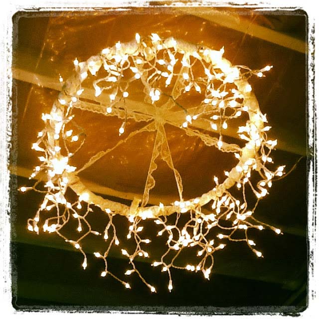 Hula Hoop Chandelier #Christmas #diy #lights #decorhomeideas