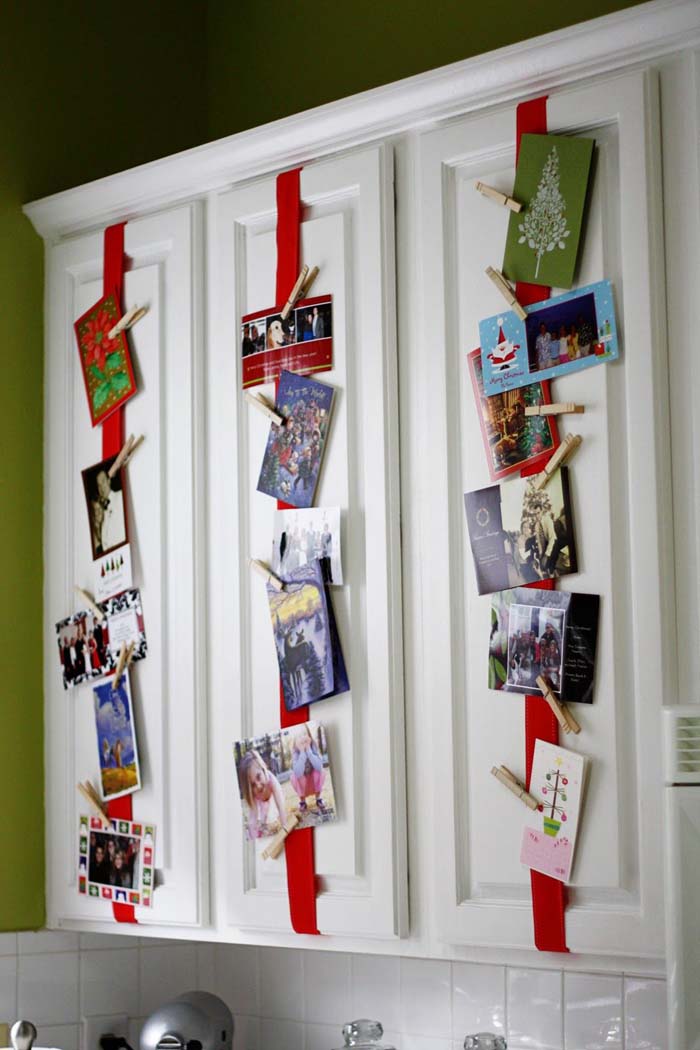 Kitchen Cabinet Christmas Card Display #Christmas #kitchen #decoration #decorhomeideas