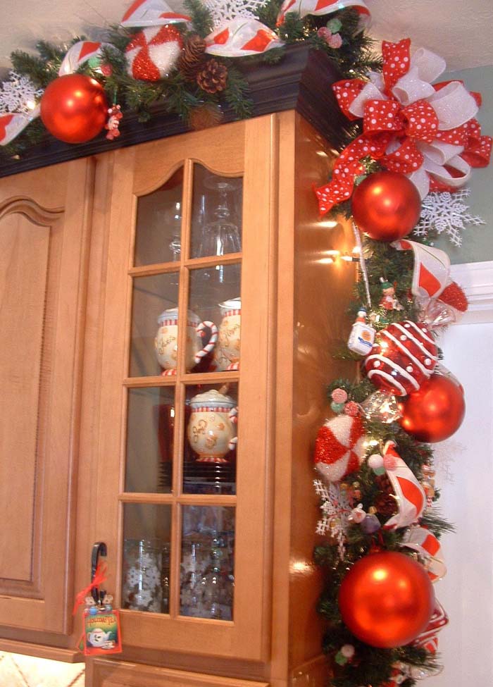 Kitchen Cabinet Christmas Garland #Christmas #kitchen #decoration #decorhomeideas