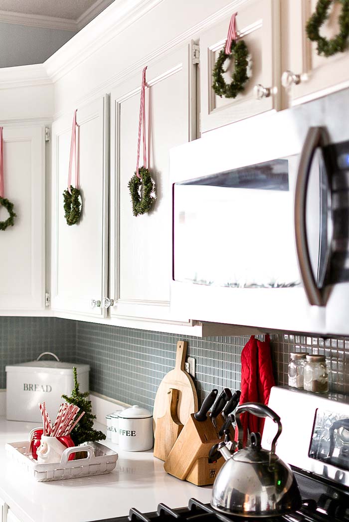 Kitchen Cabinet Mini Wreaths #Christmas #kitchen #decoration #decorhomeideas