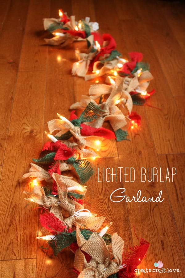 Lighted Burlap Garland #Christmas #diy #lights #decorhomeideas