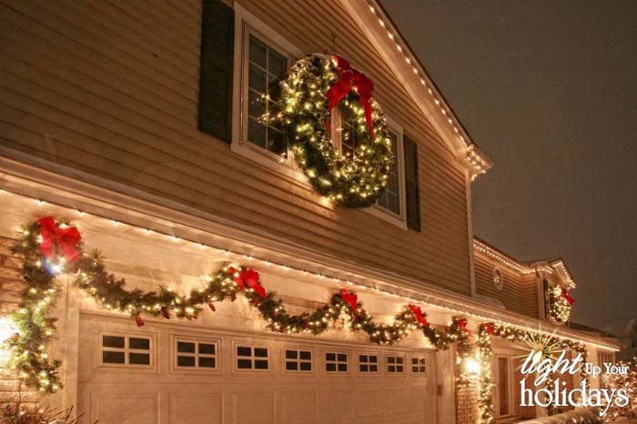 Lighted Christmas Garland Wreath #Christmas #diy #lights #decorhomeideas