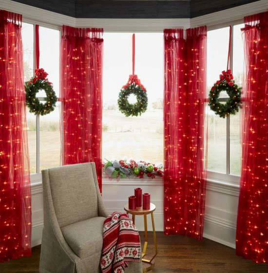 Lighted Christmas Wreath and Curtains  #Christmas #diy #lights #decorhomeideas