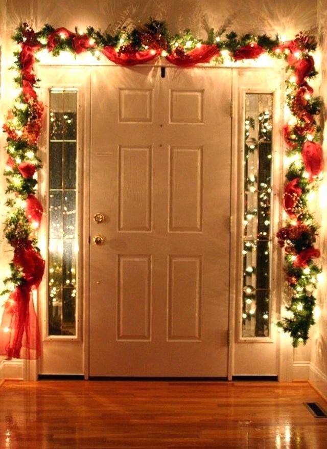 Lighted Doorway Garland #Christmas #diy #lights #decorhomeideas