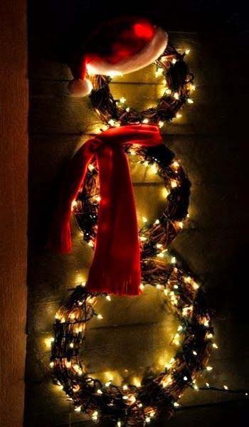 Lit Snowman Wreath #Christmas #diy #lights #decorhomeideas