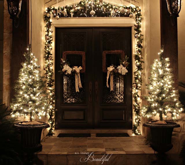 Lit Up Front Porch Garland and Trees #Christmas #diy #lights #decorhomeideas