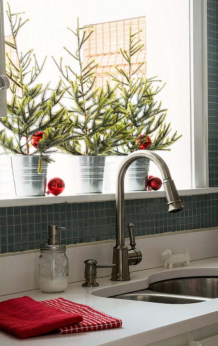 Mini Christmas Trees in Galvanized Buckets #Christmas #kitchen #decoration #decorhomeideas