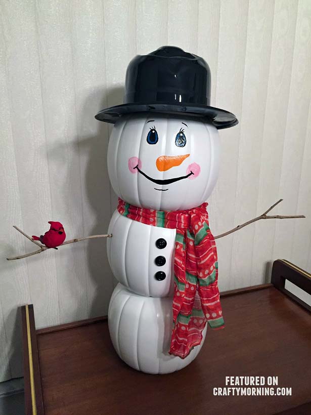 Plastic Pumpkin Snowman Decoration #Christmas #decor #hacks #diy #decorhomeideas