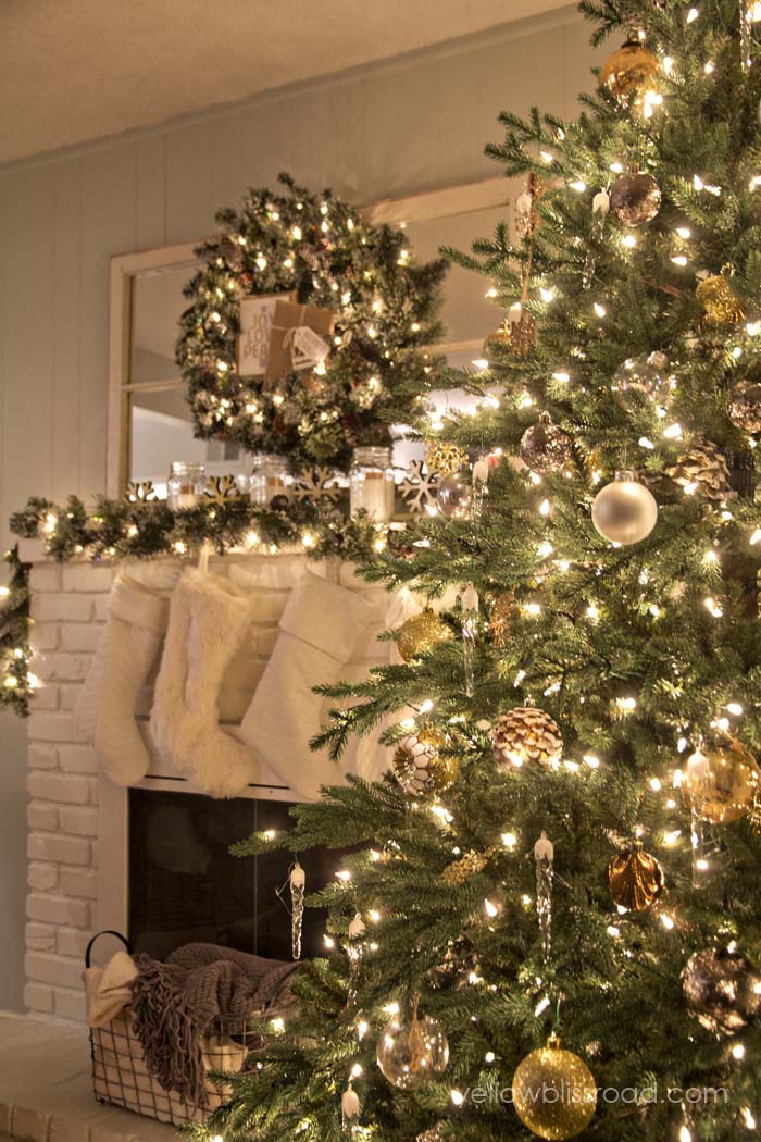 Rustic Glam Mantel #Christmas #diy #lights #decorhomeideas