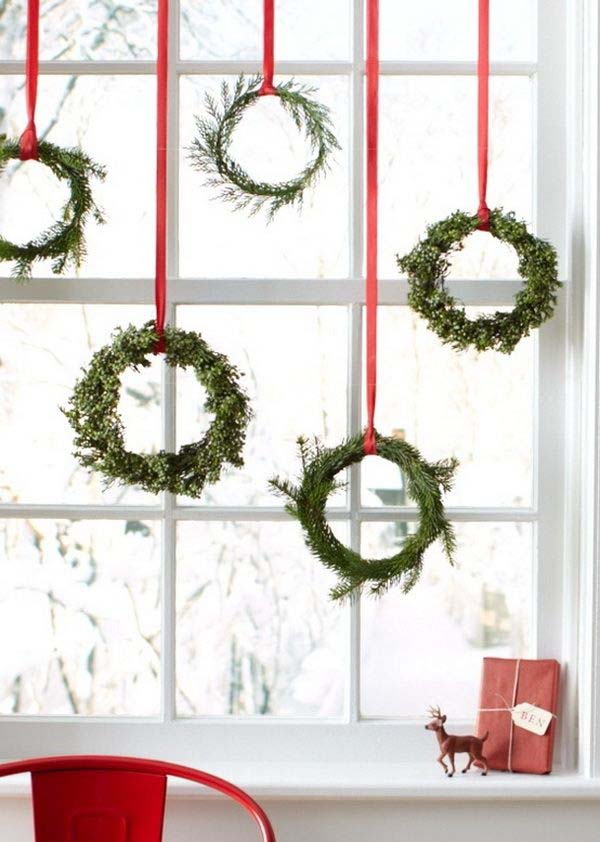 Scandinavian Mini Christmas Tree Wreaths for Window #Christmas #kitchen #decoration #decorhomeideas