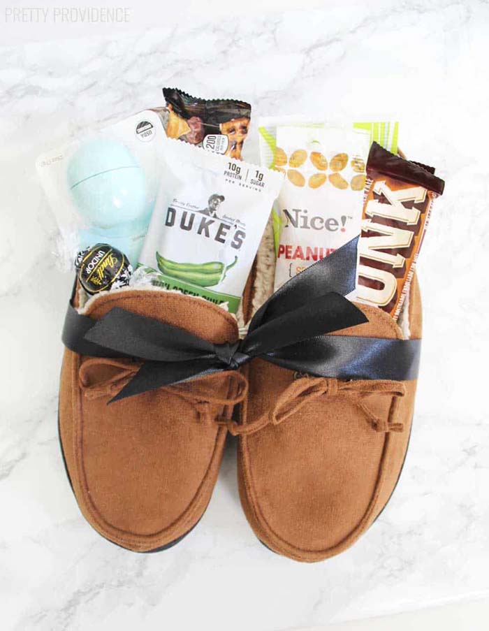 Slippers Gift Idea for Him #Christmas #diy #basket #gift #decorhomeideas