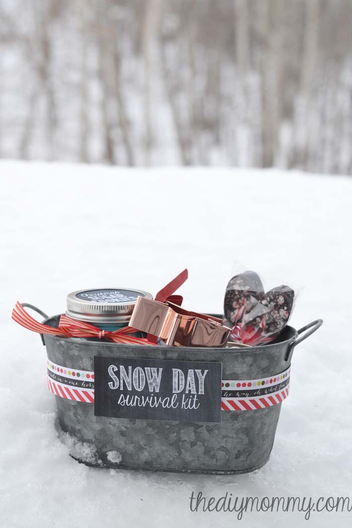 Snow Day Survival Kit Gift #Christmas #diy #basket #gift #decorhomeideas