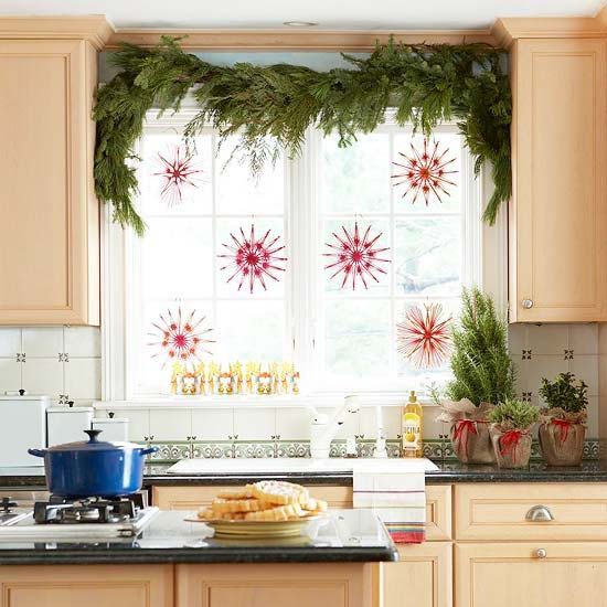 Snowflake Greenery Kitchen Window #Christmas #kitchen #decoration #decorhomeideas