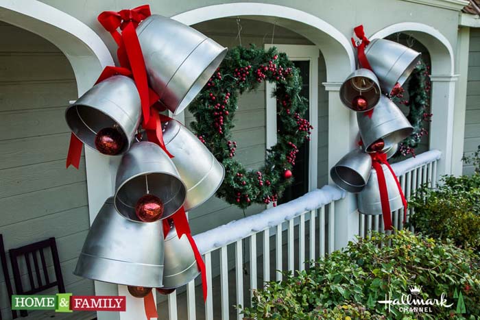 Spray Paint Christmas Bells #Christmas #decor #hacks #diy #decorhomeideas