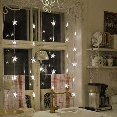 Starry Christmas Lights in Kitchen Window #Christmas #kitchen #decoration #decorhomeideas