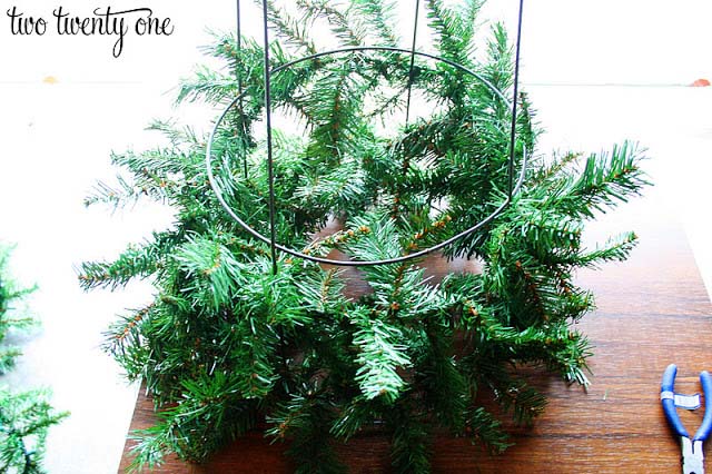 Tomato Cage Christmas Tree  #Christmas #decor #hacks #diy #decorhomeideas