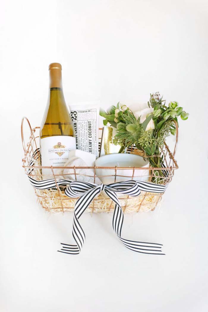 Wine Gift Basket Present #Christmas #diy #basket #gift #decorhomeideas