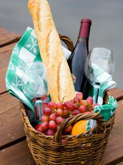 Wine Present Basket #Christmas #diy #basket #gift #decorhomeideas