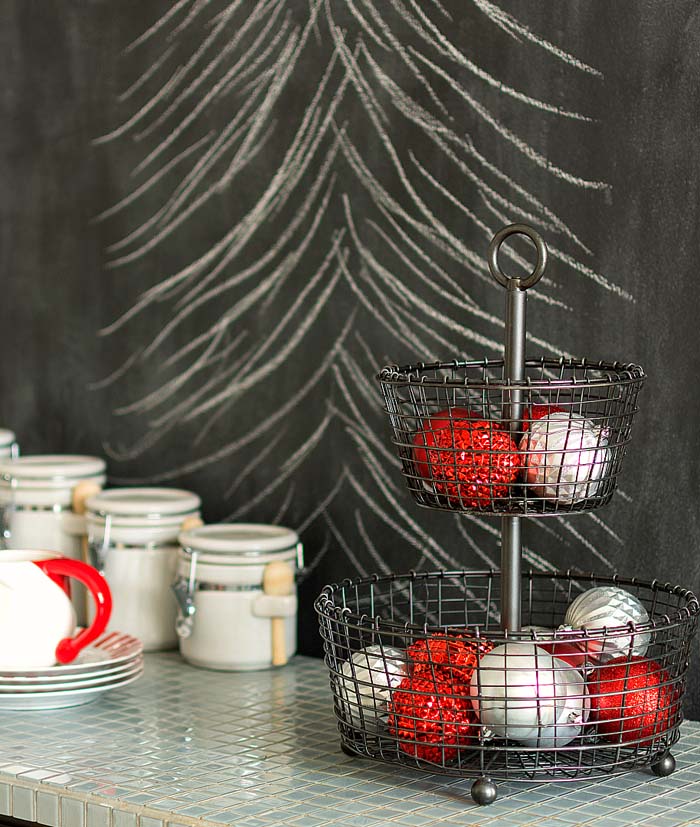 Wire Basket with Christmas Ornaments #Christmas #kitchen #decoration #decorhomeideas