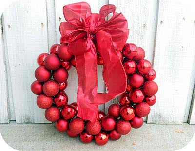 Wire Hanger Ornament Wreath #Christmas #decor #hacks #diy #decorhomeideas