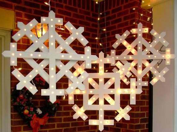 Wood Snowflakes with Lights #Christmas #diy #lights #decorhomeideas