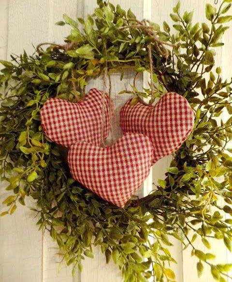 Boxwood Wreath With Checked Hearts #valentine #diy #wreaths #decorhomeideas