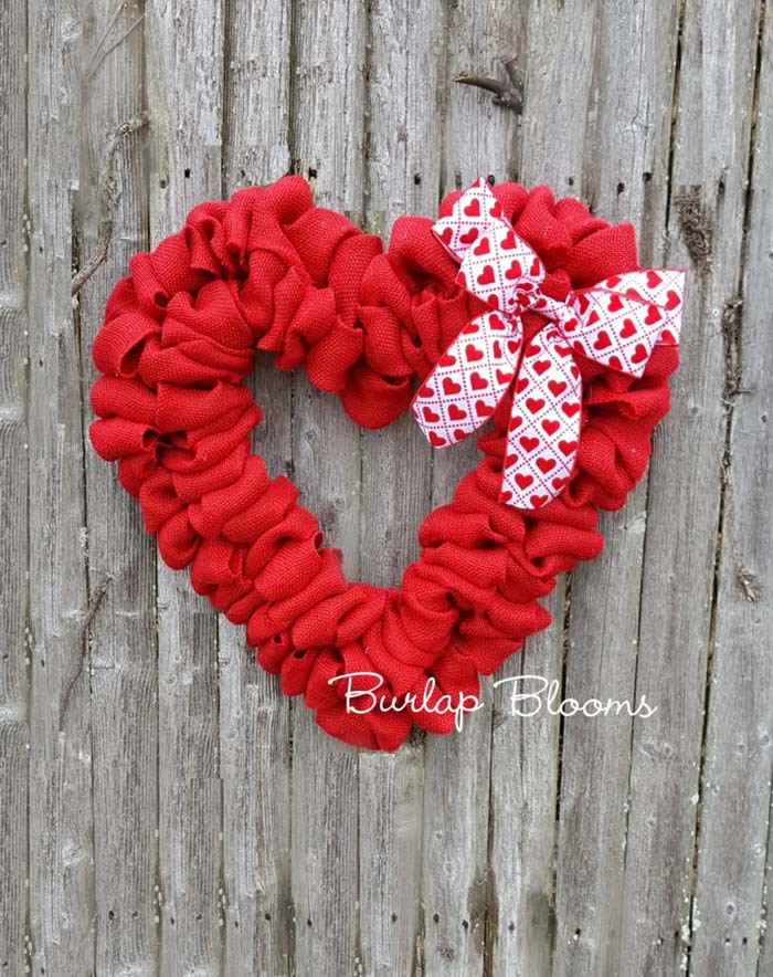 Burlap Valentine Wreath #valentine #diy #wreaths #decorhomeideas