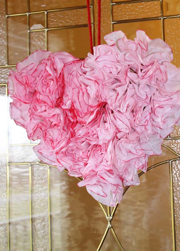 Coffee Filter Heart Shaped Wreath #valentine #diy #wreaths #decorhomeideas