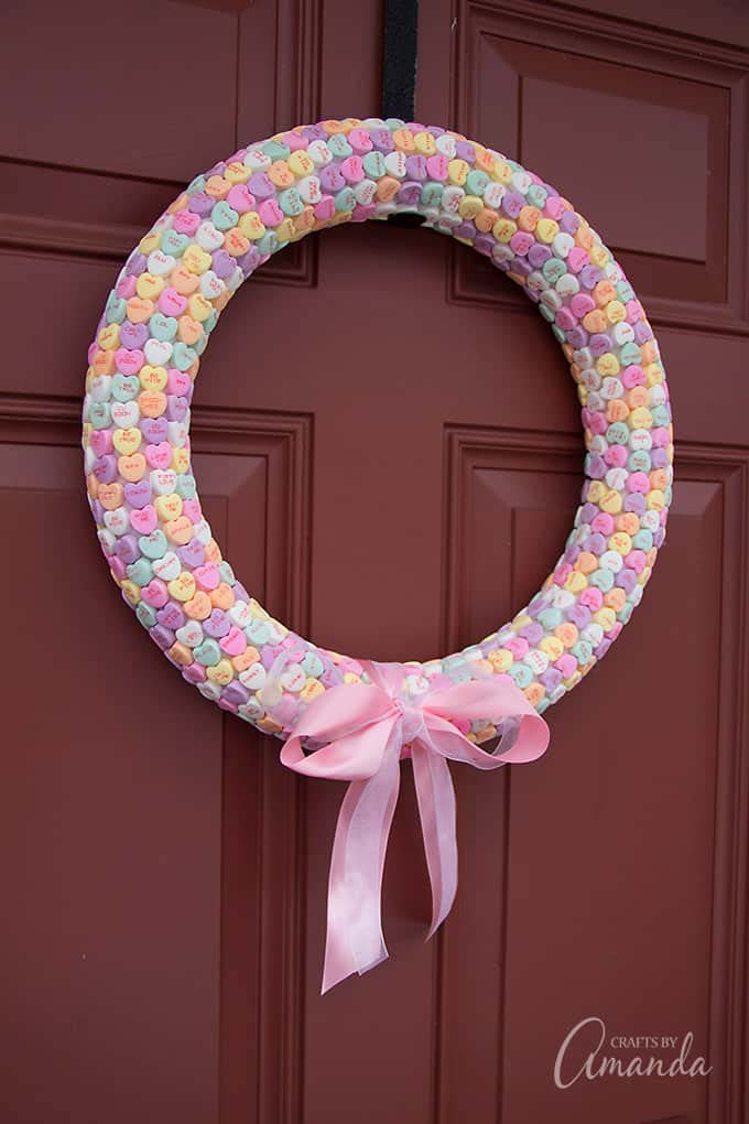 Conversation Heart Wreath #valentine #diy #wreaths #decorhomeideas