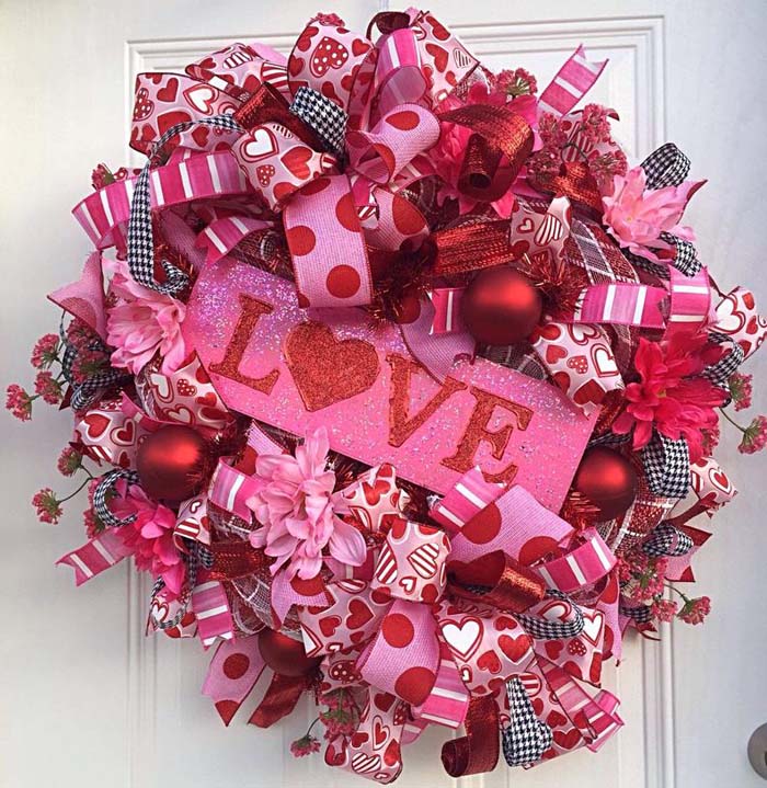 Deco Mesh Love Valentine Wreath #valentine #diy #wreaths #decorhomeideas