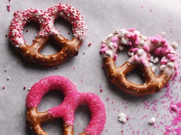 Decorated Pretzel Twists #valentine #crafts #kids #decorhomeideas