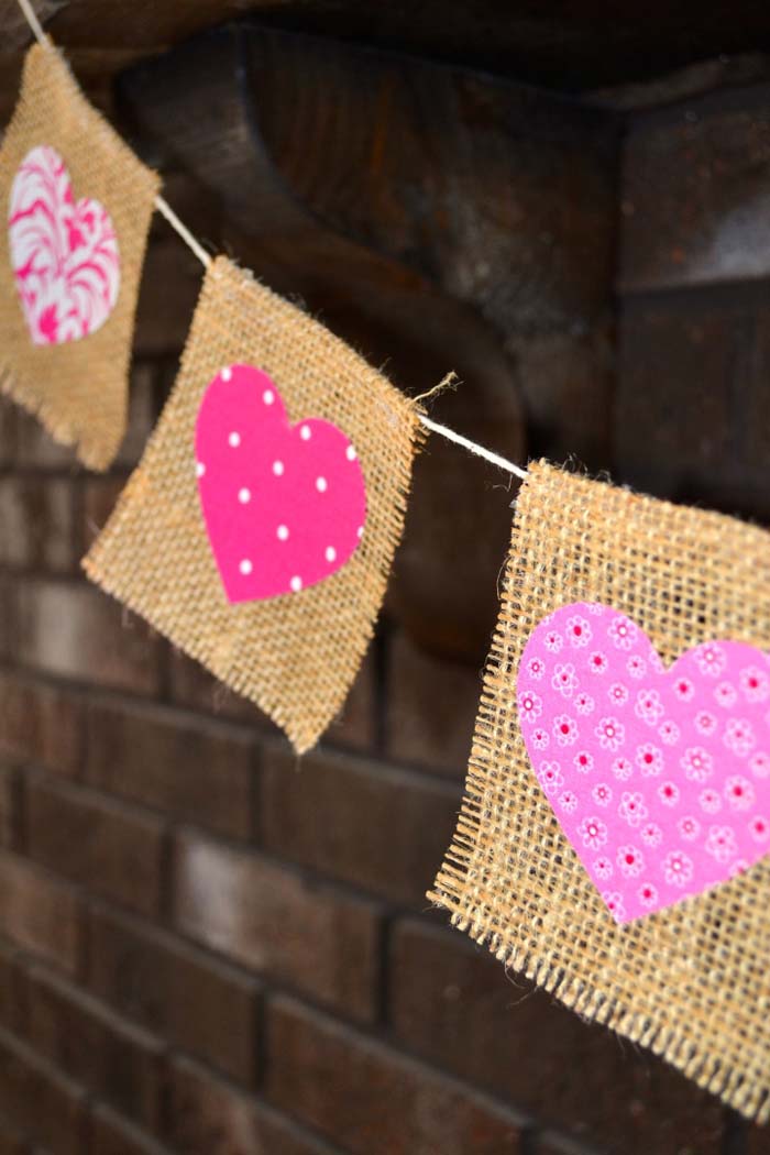 DIY Burlap Banner #valentinesday #rustic #decor #diy #decorhomeideas