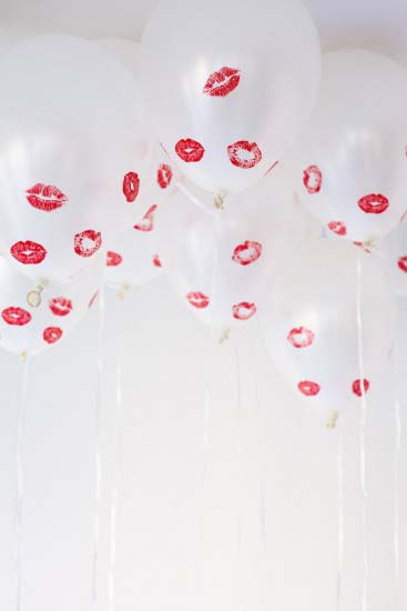 DIY Kissing Ballons #valentine #dollarstore #diy #decor #decorhomeideas