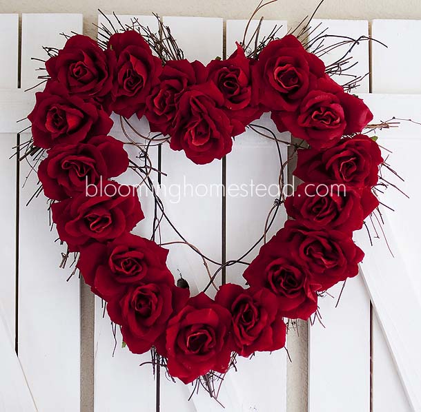 DIY Valentine Wreath #valentinesday #rustic #decor #diy #decorhomeideas
