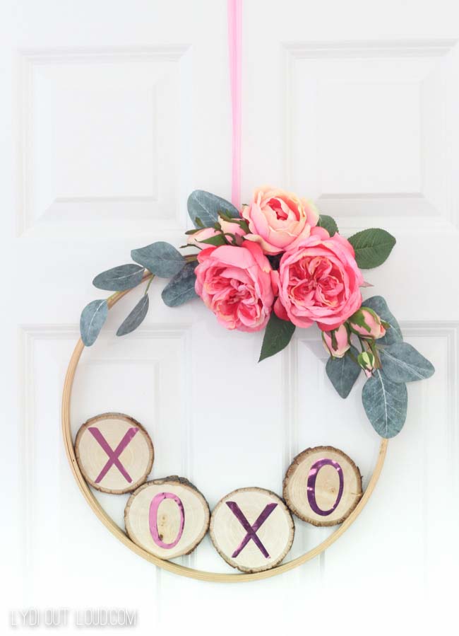 DIY Valentine’s Day Hoop Wreath #valentine #diy #wreaths #decorhomeideas