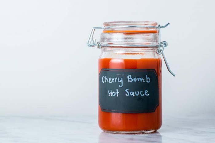 Easy Homemade Hot Sauce #valentinesday #crafts #jars #gifts #decorhomeideas