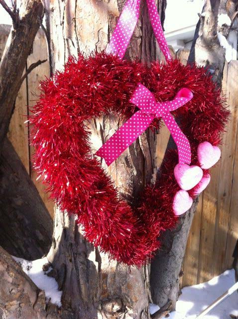 Easy Tinsel Heart Wreath #valentine #diy #wreaths #decorhomeideas