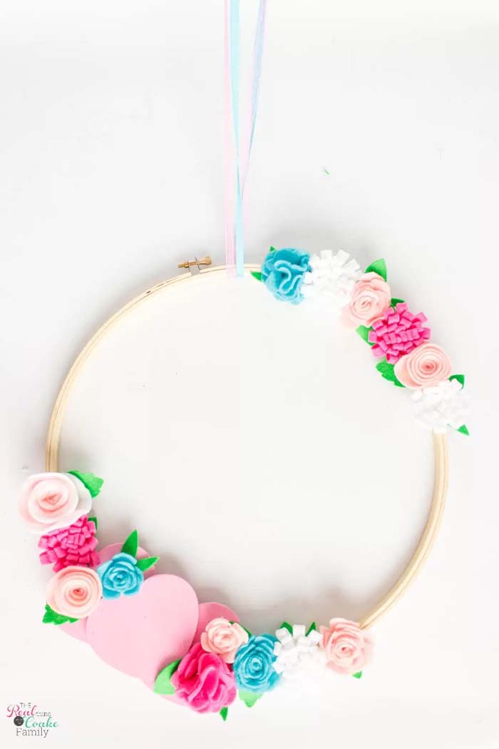 Embroidery Hoop Valentine’s Wreath #valentine #diy #wreaths #decorhomeideas