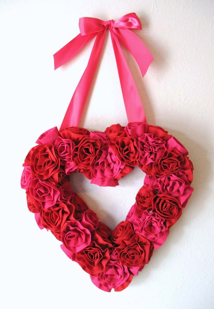 Fabric Flower Valentine Wreath #valentine #diy #wreaths #decorhomeideas