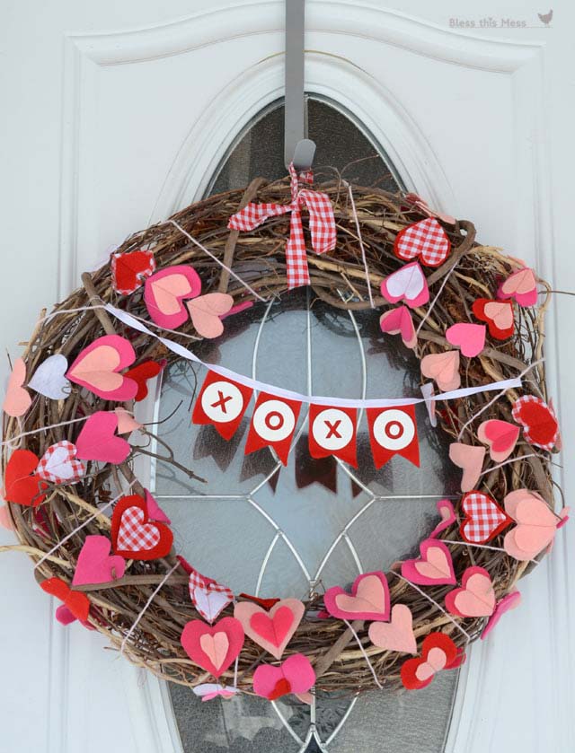 Felt Heart Garland Wreath #valentine #diy #wreaths #decorhomeideas