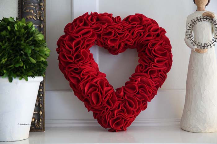 Felt Heart Wreath #valentine #diy #wreaths #decorhomeideas