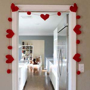 Large Heart Garland #valentine #dollarstore #diy #decor #decorhomeideas