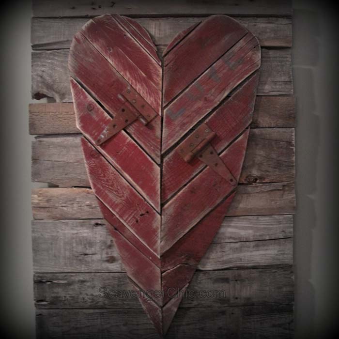 Pallet Wood Valentines Day Heart #valentinesday #rustic #decor #diy #decorhomeideas