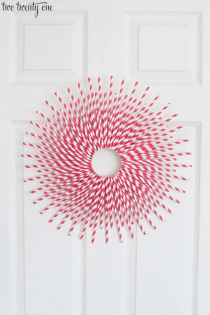 Paper Straw Valentine’s Day Wreath #valentine #diy #wreaths #decorhomeideas