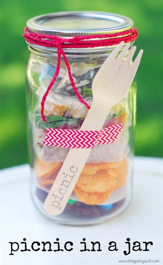 Picnic In A Jar Tutorial #valentinesday #crafts #jars #gifts #decorhomeideas